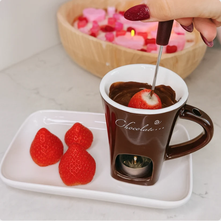 Bruine chocoladefondue mok met chocolade en aardbeien